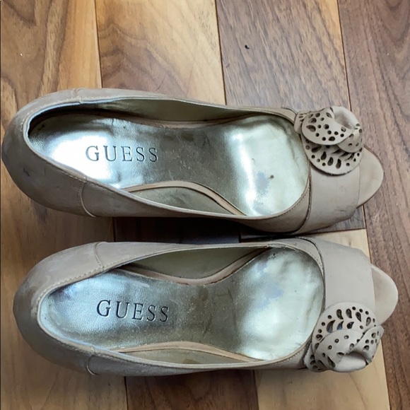 Size 5 platform Guess heels - Picture 5 of 9